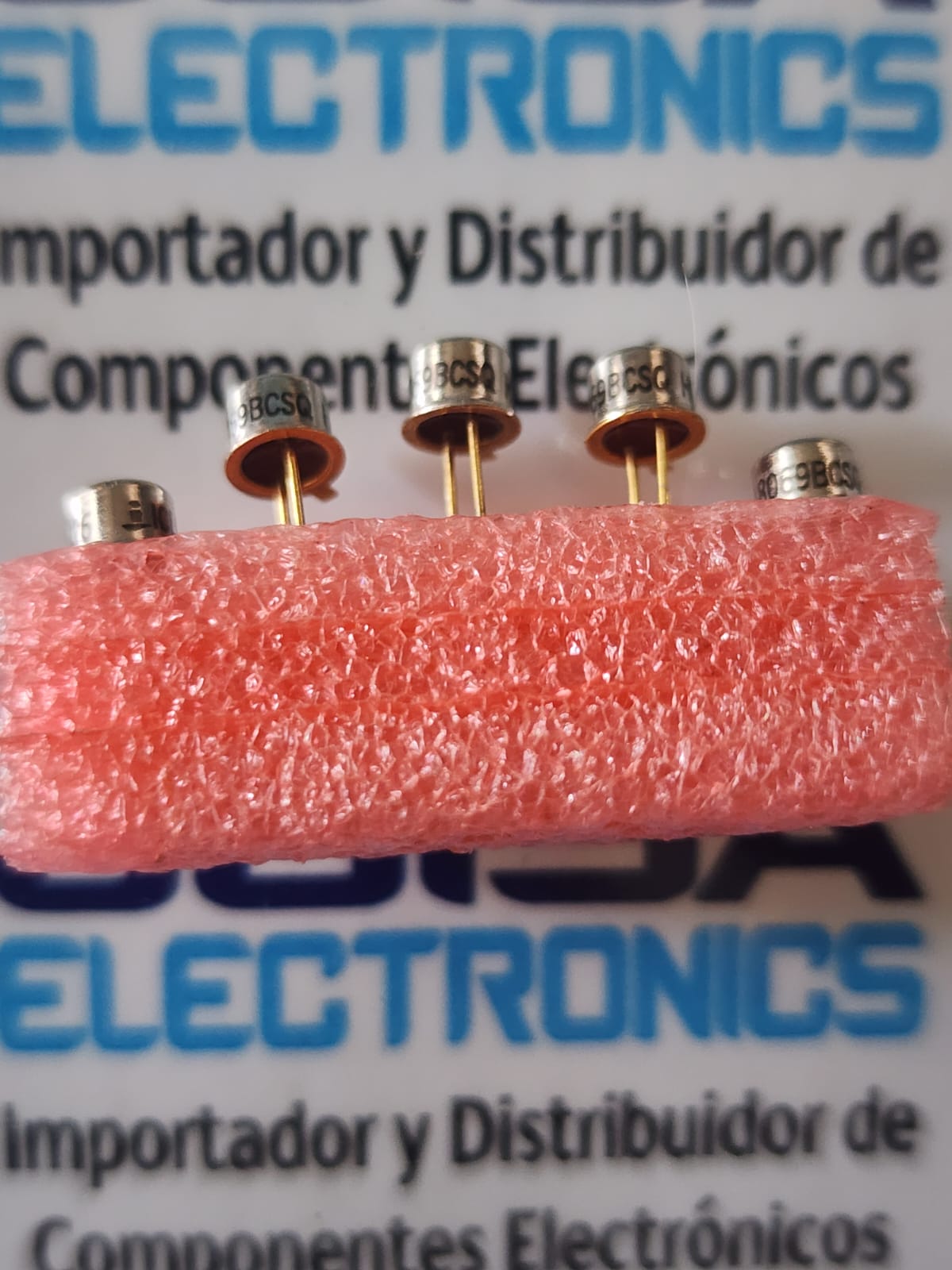 ICL8069BCSQ ICL8069BCSQ TRANSISTOR METALICO TO-52 1.2V El ICL8069 es una referencia de voltaje con compensación de temperatura de 1,2 V. Utiliza el principio de banda prohibida para lograr una excelente estabilidad y bajo nivel de ruido con corrientes inversas de hasta 50 μA. Sus aplicaciones incluyen convertidores analógico-digitales, convertidores digital-analógicos, detectores de umbral y reguladores de voltaje. Su bajo consumo lo hace especialmente adecuado para equipos alimentados por batería.Y COMERCIALIZADO POR JOISA ELECTRONICS SAC ICL8069BCSQ TRANSISTOR METALICO TO-52 1.2V El ICL8069 es una referencia de voltaje con compensación de temperatura de 1,2 V. Utiliza el principio de banda prohibida para lograr una excelente estabilidad y bajo nivel de ruido con corrientes inversas de hasta 50 μA. Sus aplicaciones incluyen convertidores analógico-digitales, convertidores digital-analógicos, detectores de umbral y reguladores de voltaje. Su bajo consumo lo hace especialmente adecuado para equipos alimentados por batería.Y COMERCIALIZADO POR JOISA ELECTRONICS SAC