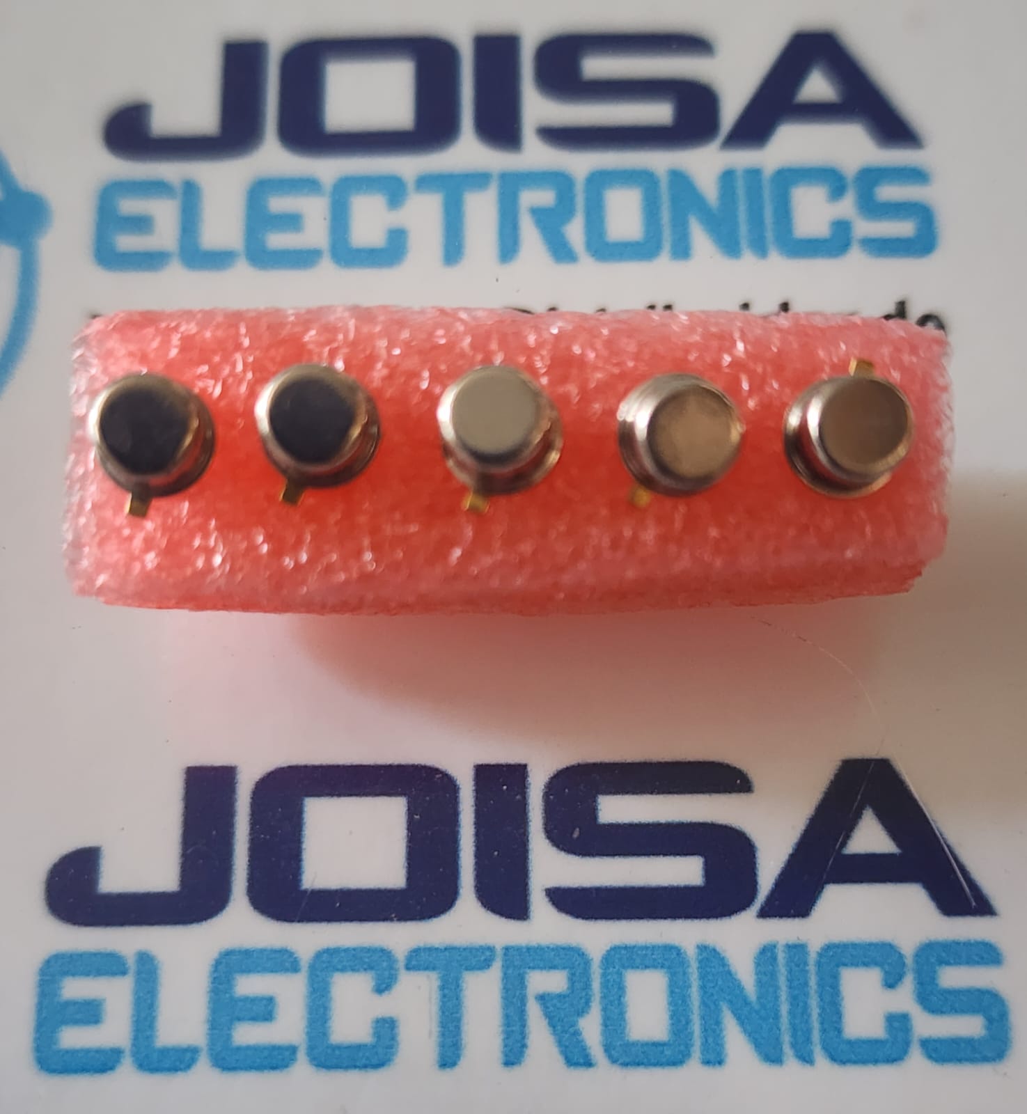 ICL8069BCSQ0000 ICL8069BCSQ TRANSISTOR METALICO TO-52 1.2V El ICL8069 es una referencia de voltaje con compensación de temperatura de 1,2 V. Utiliza el principio de banda prohibida para lograr una excelente estabilidad y bajo nivel de ruido con corrientes inversas de hasta 50 μA. Sus aplicaciones incluyen convertidores analógico-digitales, convertidores digital-analógicos, detectores de umbral y reguladores de voltaje. Su bajo consumo lo hace especialmente adecuado para equipos alimentados por batería.Y COMERCIALIZADO POR JOISA ELECTRONICS SAC ICL8069BCSQ TRANSISTOR METALICO TO-52 1.2V El ICL8069 es una referencia de voltaje con compensación de temperatura de 1,2 V. Utiliza el principio de banda prohibida para lograr una excelente estabilidad y bajo nivel de ruido con corrientes inversas de hasta 50 μA. Sus aplicaciones incluyen convertidores analógico-digitales, convertidores digital-analógicos, detectores de umbral y reguladores de voltaje. Su bajo consumo lo hace especialmente adecuado para equipos alimentados por batería.Y COMERCIALIZADO POR JOISA ELECTRONICS SAC