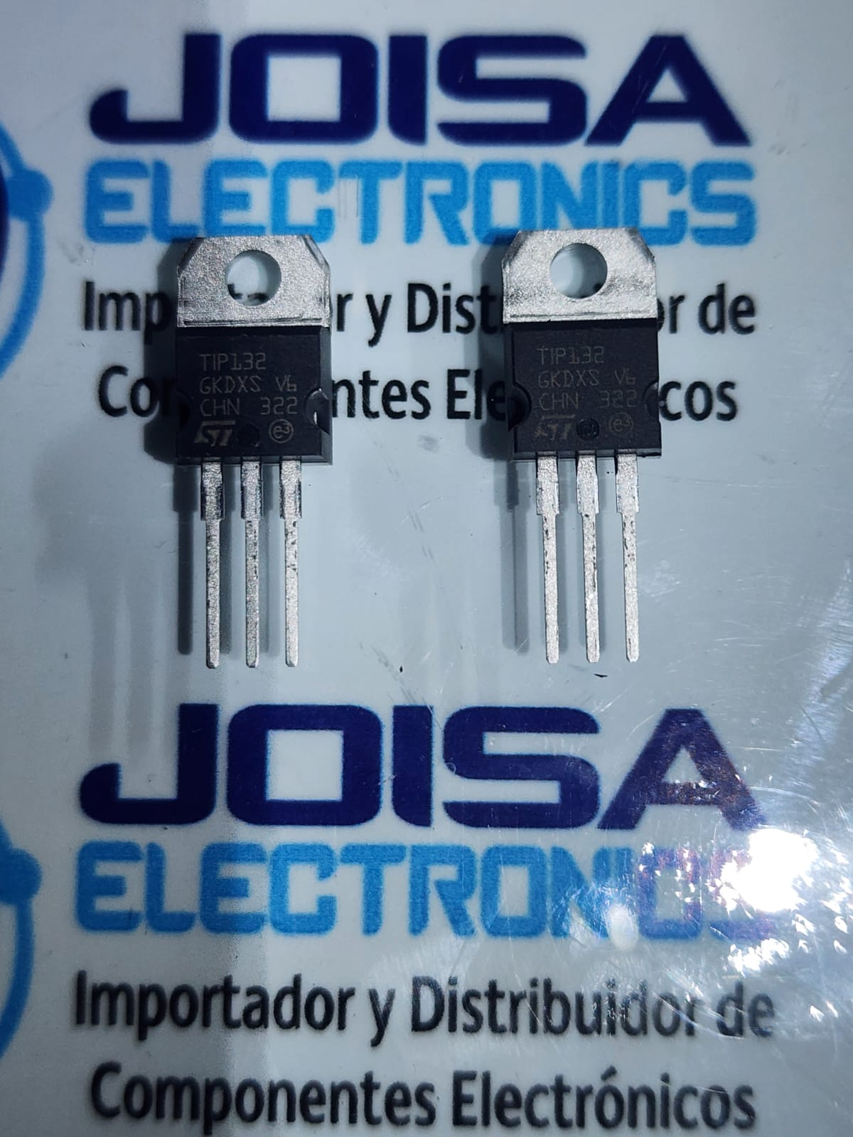 TIP132 TIP132 Los Transistores TIP130, TIP131 y TIP132 son transistores de potencia NPN de base epitaxial de silicio en configuración Darlington monolítica, montados en un paquete de plástico Jedec TO-220 y distribuido por JOISA ELECTRONICS SAC PROVEEDOR LIMA PERU TIP132 Los Transistores TIP130, TIP131 y TIP132 son transistores de potencia NPN de base epitaxial de silicio en configuración Darlington monolítica, montados en un paquete de plástico Jedec TO-220 y distribuido por JOISA ELECTRONICS SAC PROVEEDOR LIMA PERU