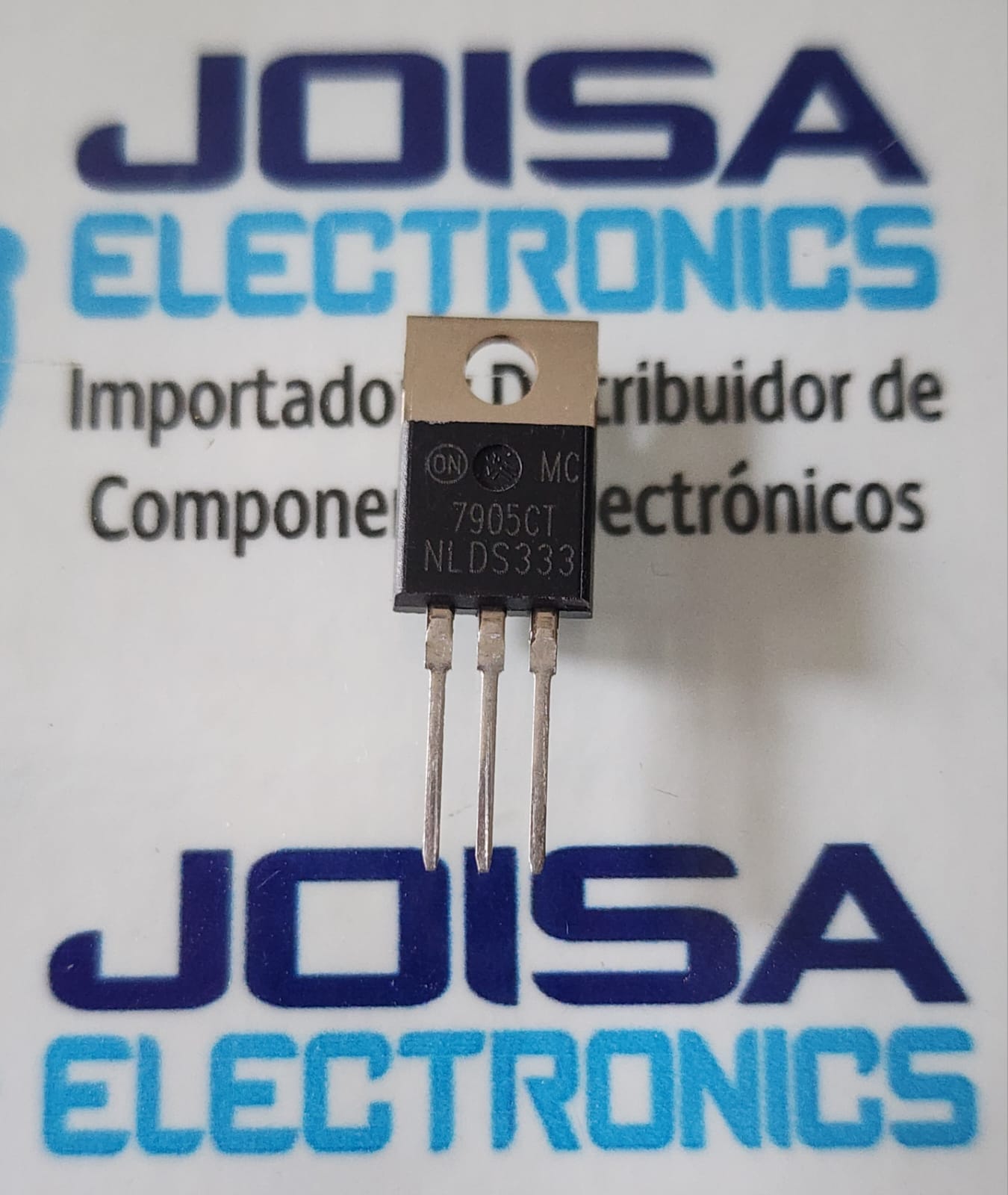 7905CT MC7905CT es un regulador de voltaje lineal de 3 terminales que proporciona una salida fija de -5V con polaridad negativa. Diseñado para aplicaciones de corriente directa (CC), suministra una corriente de salida de más de 1A (hasta 1.5A) y cuenta con protección interna contra sobrecargas térmicas y cortocircuitos. Viene en encapsulado TO-220 y comercializado por JOISA ELECTRONICS SAC PROVEEDOR LIMA PERU MC7905CT es un regulador de voltaje lineal de 3 terminales que proporciona una salida fija de -5V con polaridad negativa. Diseñado para aplicaciones de corriente directa (CC), suministra una corriente de salida de más de 1A (hasta 1.5A) y cuenta con protección interna contra sobrecargas térmicas y cortocircuitos. Viene en encapsulado TO-220 y comercializado por JOISA ELECTRONICS SAC PROVEEDOR LIMA PERU