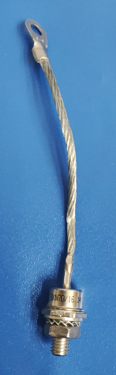 SKN 7016-1 El SKN70/16 es unDiodo rectificador montado en perno Semikron, un componente electrónico diseñado para aplicaciones industriales de alto voltaje Y DISTRIBUIDO POR JOISA ELECTRONICS SAC PROVEEDOR LIMA PERU El SKN70/16 es unDiodo rectificador montado en perno Semikron, un componente electrónico diseñado para aplicaciones industriales de alto voltaje Y DISTRIBUIDO POR JOISA ELECTRONICS SAC PROVEEDOR LIMA PERU