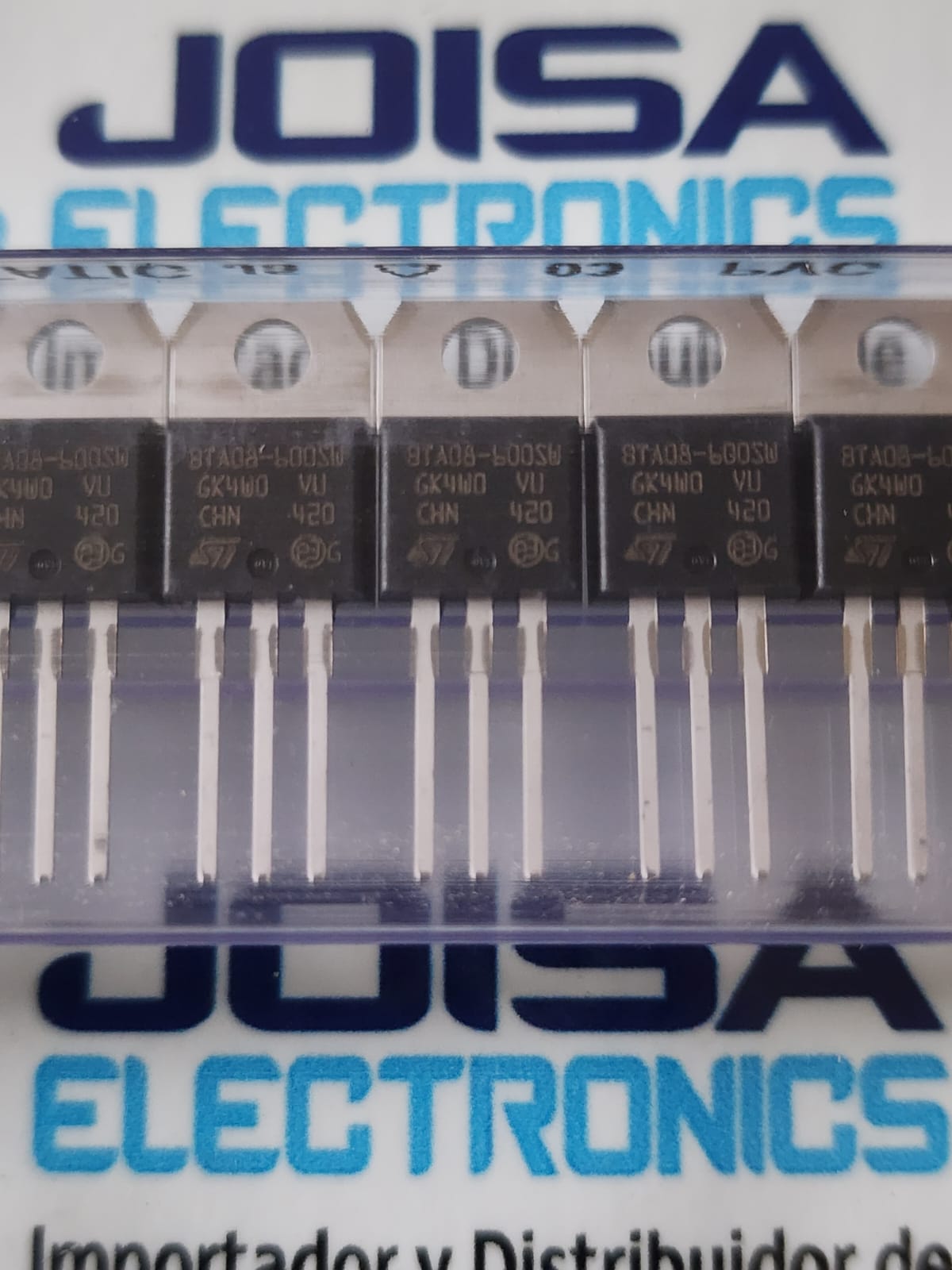 El BTA08-600SW es un TRIAC de 8 amperios y 600 voltios fabricado principalmente por STMicroelectronics. Pertenece a la serie Snubberless, lo que significa que tiene una alta capacidad de conmutación y no requiere circuitos de protección externos (redes RC) cuando se utiliza con cargas inductivas Y COMERCIALIZADO POR JOISA ELECTRONICS SAC PROVEEDOR LIMA PERU El BTA08-600SW es un TRIAC de 8 amperios y 600 voltios fabricado principalmente por STMicroelectronics. Pertenece a la serie Snubberless, lo que significa que tiene una alta capacidad de conmutación y no requiere circuitos de protección externos (redes RC) cuando se utiliza con cargas inductivas Y COMERCIALIZADO POR JOISA ELECTRONICS SAC PROVEEDOR LIMA PERU