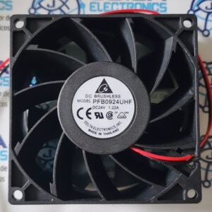 PFB0824UHF VENTILADOR PFB0824UHF se refiere comúnmente al ventilador de enfriamiento de alto rendimiento fabricado por Delta Electronics, específicamente el modelo PFB0824UHE (o variantes similares como el UHE-F00). Este dispositivo es un ventilador axial de corriente continua (DC) diseñado para aplicaciones industriales y de TI que requieren un flujo de aire potente y se comercializa en JOISA ELECTRONICS SAC proveedor lima PERU