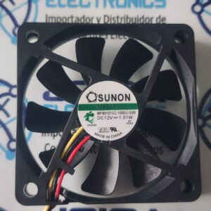 MF60101V2-1000U-G99 El MF60101V2-1000U-G99 es unVentilador axial de refrigeración de 12 V CC fabricado por Sunon., parte de su serie MagLev MF. Está diseñado para aplicaciones de refrigeración compactas, con un perfil delgado de 10 mm y un sistema Vapo-Bearing™ de alta fiabilidad que utiliza levitación magnética para reducir el ruido y aumentar la durabilidad Y SE COMERCIALIZA EN JOISA ELECTRONICS SAC PROVEEDOR LIMA PERU
