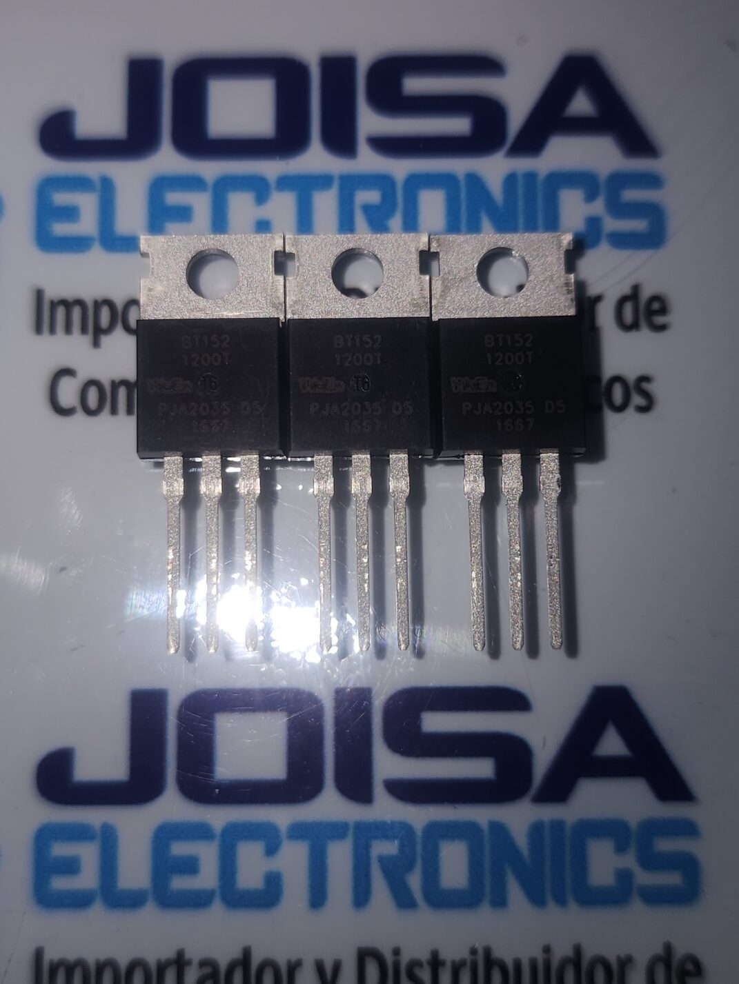 El BT152-1200T es un tiristor o rectificador controlado de silicio (SCR) de alta potencia fabricado principalmente por WeEn Semiconductors. Está diseñado para aplicaciones industriales y domésticas que exigen una alta capacidad de bloqueo de voltaje bidireccional y alta tolerancia a picos de corriente Y SE COMERCIALIZA EN JOISA ELECTRONICS SAC PROVEEDOR LIMA PERU