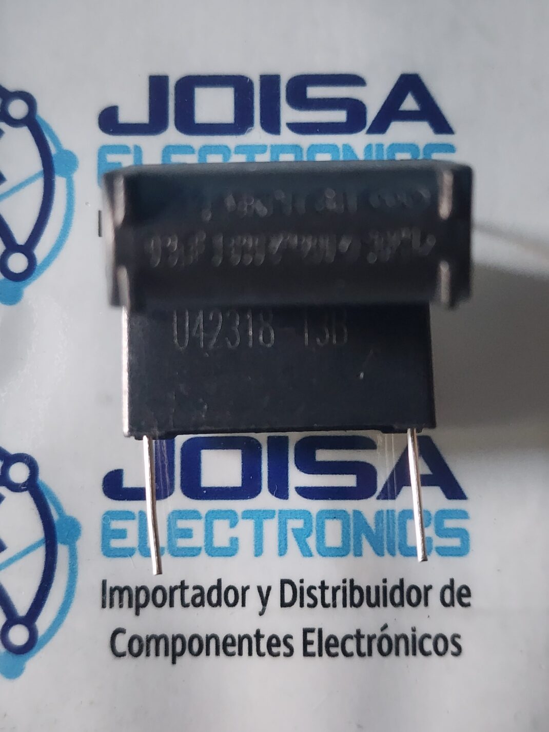 El MKPH 0.3uf 630v es un condensador de película de polipropileno metalizado de alta tensión y alta frecuencia. Está diseñado específicamente para soportar corrientes intensas en circuitos resonantes, siendo el componente estándar utilizado en los circuitos de potencia de las cocinas de inducción y hornos electromagnéticos y distribuido por JOISA ELECTRONICS SAC PROVEEDOR LIMA PERU