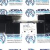 4V230C-06 El 4V230C-06 es una válvula solenoide neumática de 5 vías y 3 posiciones (centro cerrado) con puertos de rosca de 1/8" (BSP o NPT) fabricada por AirTAC. Funciona con doble solenoide (eléctrica/eléctrica) y es ideal para detener o controlar cilindros de doble efecto a mitad de carrera Y SE COMERCIALIZA EN JOISA ELECTRONICS SAC PROVEEDOR LIMA PERU