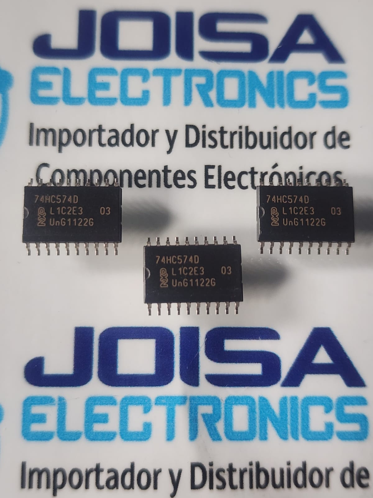 74HC574D El 74HC574D es un flip-flop síncrono octal (8 bits) tipo D con ocho (8) agujeros (sincronizado) circuito integrado lógico (CI).... Hace clic a través del flanco positivo (flanco ascendente, de BAJO a ALTO) (disparo). También tiene salidas de tres estados (triestado) , lo que lo hace muy útil para redes de bus de datos. La letra "D" en el nombre indica el encapsulado SOIC-20 (dispositivo de montaje superficial) y se comercializa en JOISA ELECTRONICS SAC PROVEEDOR LIMA PERU