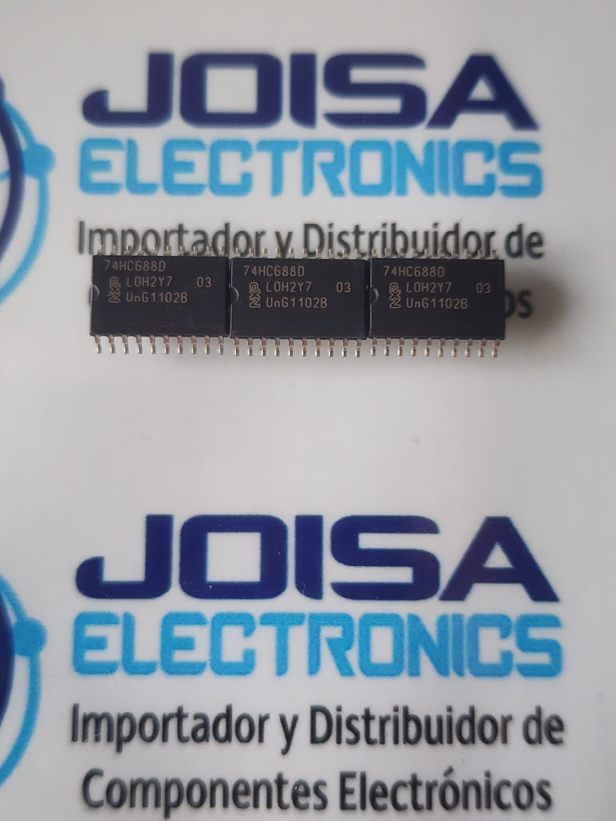 74HC688D El 74HC688D es un circuito integrado de lógica CMOS de alta velocidad que funciona como un comparador de magnitud (o identidad) de 8 bits. Compara bit por bit dos palabras binarias o BCD de 8 bits (usualmente etiquetadas como P y Q, o A y B) e indica si son exactamente iguales. La letra "D" al final de su nomenclatura especifica que viene en un encapsulado de montaje superficial SOIC-20 (SO20) de cuerpo ancho (7.5 mm) y se distruye en JOISA ELECTRONICS SAC PROVEEDOR LIMA PERU