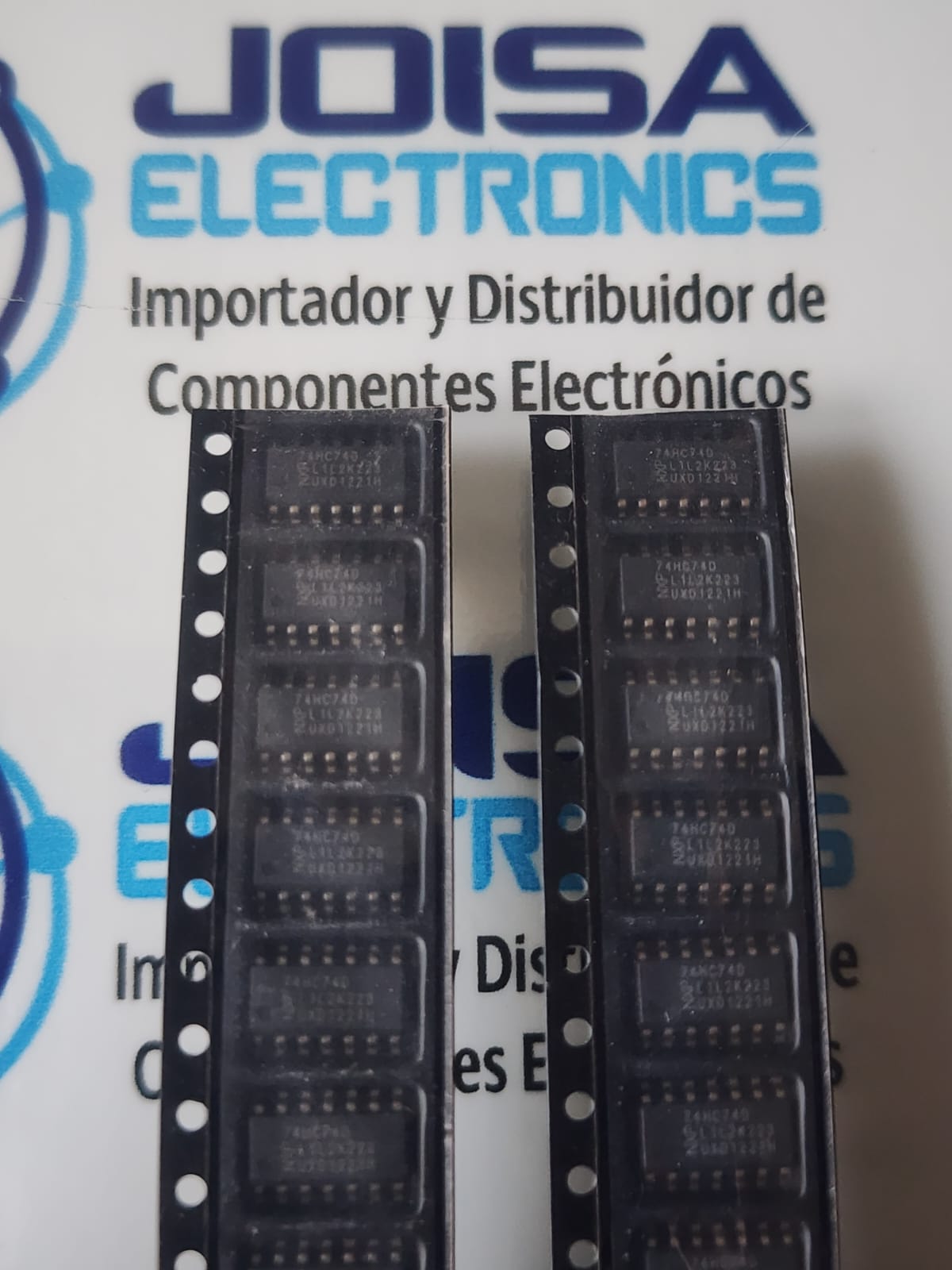74HC74D El 74HC74D es un circuito integrado de alta velocidad que contiene dos flip-flops tipo D independientes activados por flanco positivo. Cuenta con terminales de control asíncronos Set (establecer) y Reset (reiniciar) independientes para cada uno de sus canales. La letra "D" al final indica su encapsulado de montaje superficial SOIC-14 y se comercializa por JOISA ELECTRONICS SAC PROVEEDOR LIMA PERU