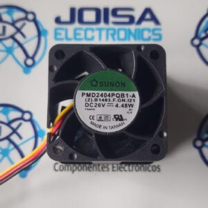 PMD2404PQB1-A 40x40x28mm 24v El PMD2404PQB1-A es un ventilador axial de alta velocidad fabricado por SUNON, diseñado específicamente para aplicaciones industriales exigentes como inversores, servidores y máquinas CNC. Debido a su grosor y altas revoluciones, ofrece una gran presión estática para enfriar componentes en espacios muy reducidos y se comercializa en JOISA ELECTRONICS SAC PROVEEDOR LIMA PERU