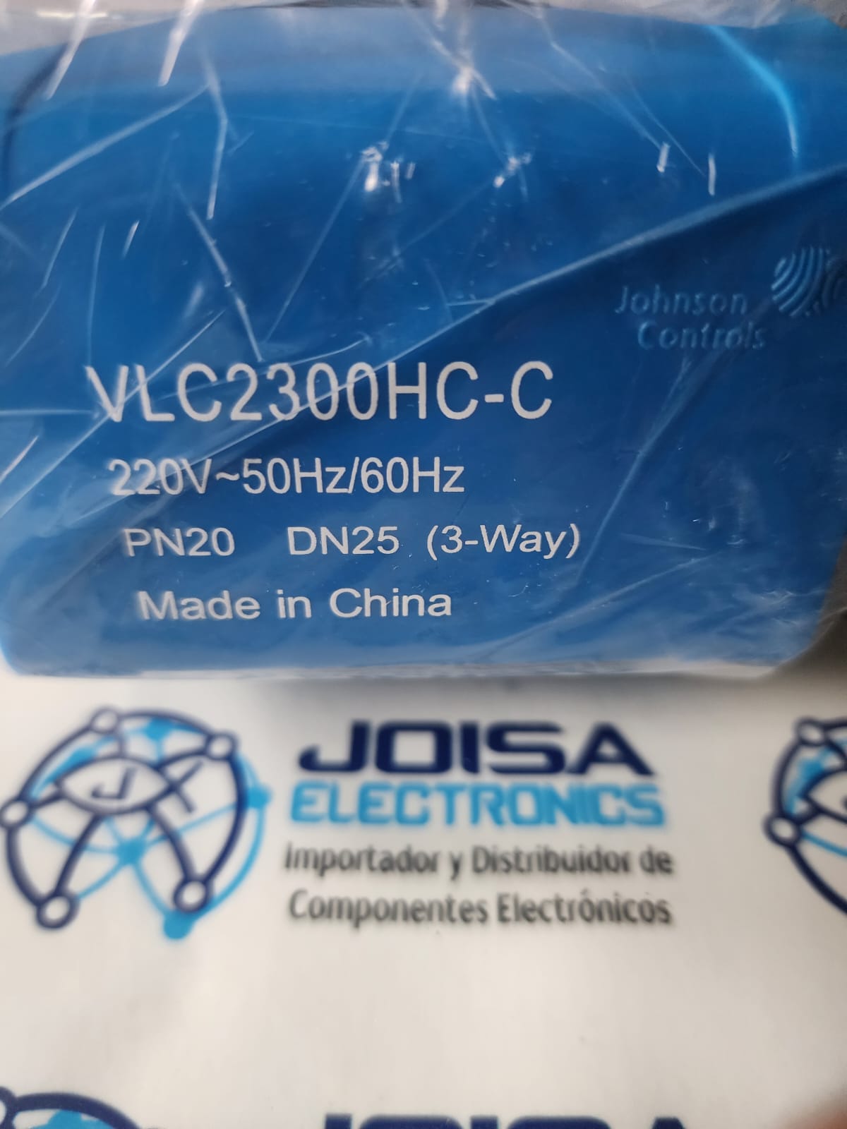 VLC2300HC-C El modelo VLC2300HC-C corresponde a una válvula de zona motorizada de 3 vías con actuador eléctrico fabricada por Johnson Controls. Se utiliza principalmente en sistemas de climatización HVAC para controlar el flujo de agua fría o caliente en unidades Fan & Coil de circuito cerrado Y SE COMERCIALIZA EN JOISA ELECTRONICS SAC PROVEEDOR LIMA PERU