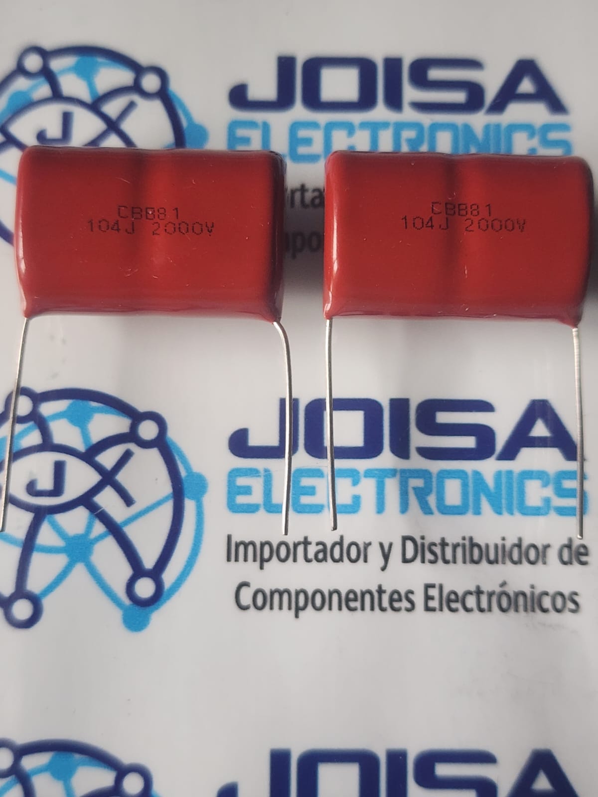 104J2000V Este artículo presenta un producto electrónico llamado condensador de película (capacitor) tiene una resolución de 0,1 microfaradios (μF) o 100 nanofaradios (nF) .104 : La capacitancia del condensador. Esto debe agregar 4 huecos (ceros) al número 10 en pF (picofaradios), por lo que debería significar 100,000 pF . Convirtiéndolo a 0.1 μF o 100 nF .J : Esto es lo que se llama tolerancia , que es ±5% más o menos de potencia que puede tener.2000V : Esta es la capacidad de voltaje; puede almacenar hasta 2000 voltios (o 2 kV) de potencia y se comercializa en JOISA ELECTRONICS SAC PROVEEDOR LIMA PERU