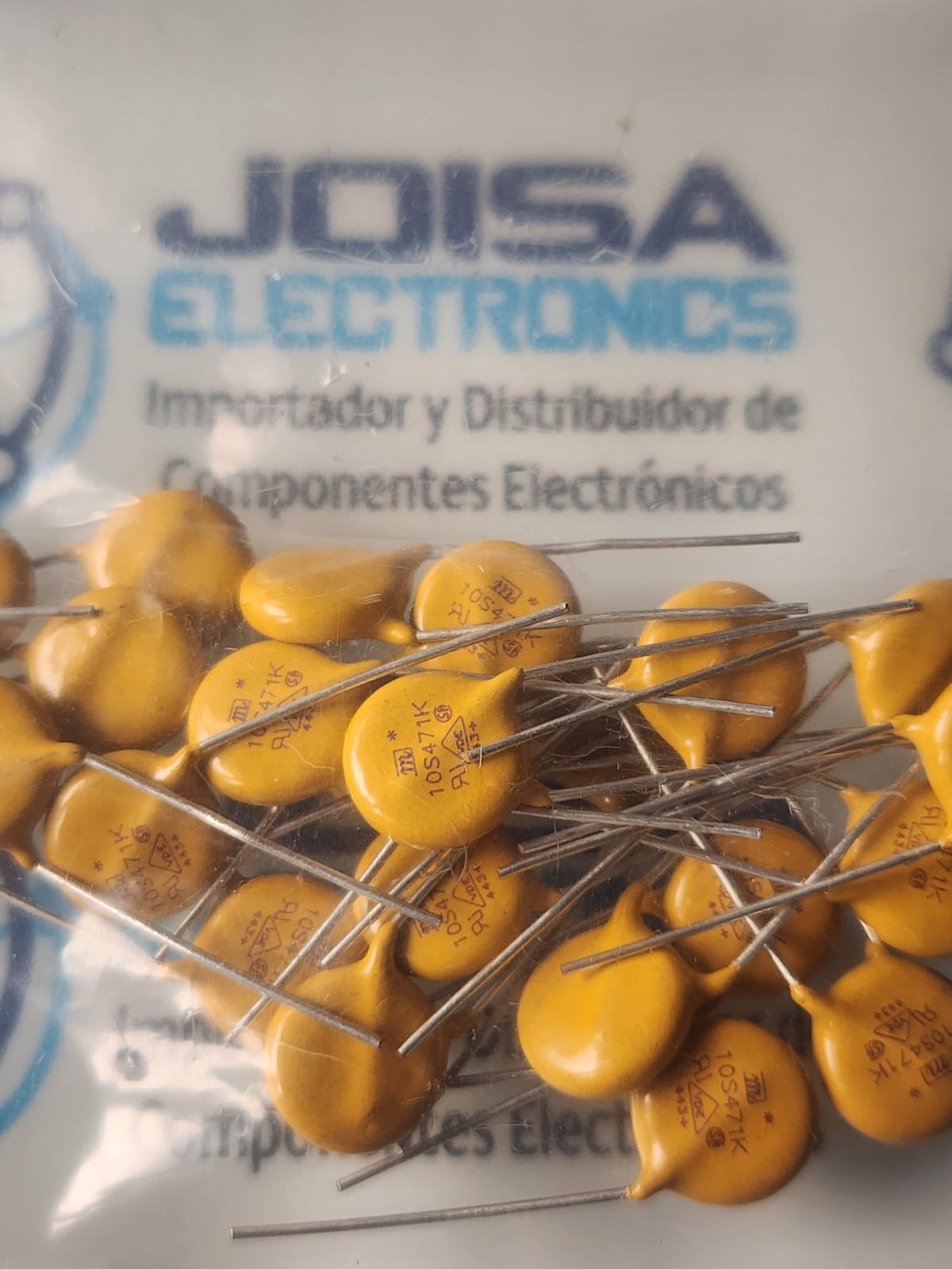 10S471K es un varistor (MOV - Varistor de óxido metálico)un elemento utilizado para proteger los circuitos electromecánicos de altas tensiones (sobretensiones).A continuación, resumo la creación y los aspectos técnicos fundamentales de ese nombre inicial:📌 Desglose del número de pieza10 : Tamaño del disco ( 10 mm de diámetro).S : Forma del tamaño ( elemento estándar cuadrado /circular).471 : Voltaje del varistor. Esto se lee: 47 × 101 = 470 V.K : Rango de tolerancia ( significa ± 10% ). y se comercializa en JOISA ELECTRONICS SAC PROVEEDOR LIMA PERU