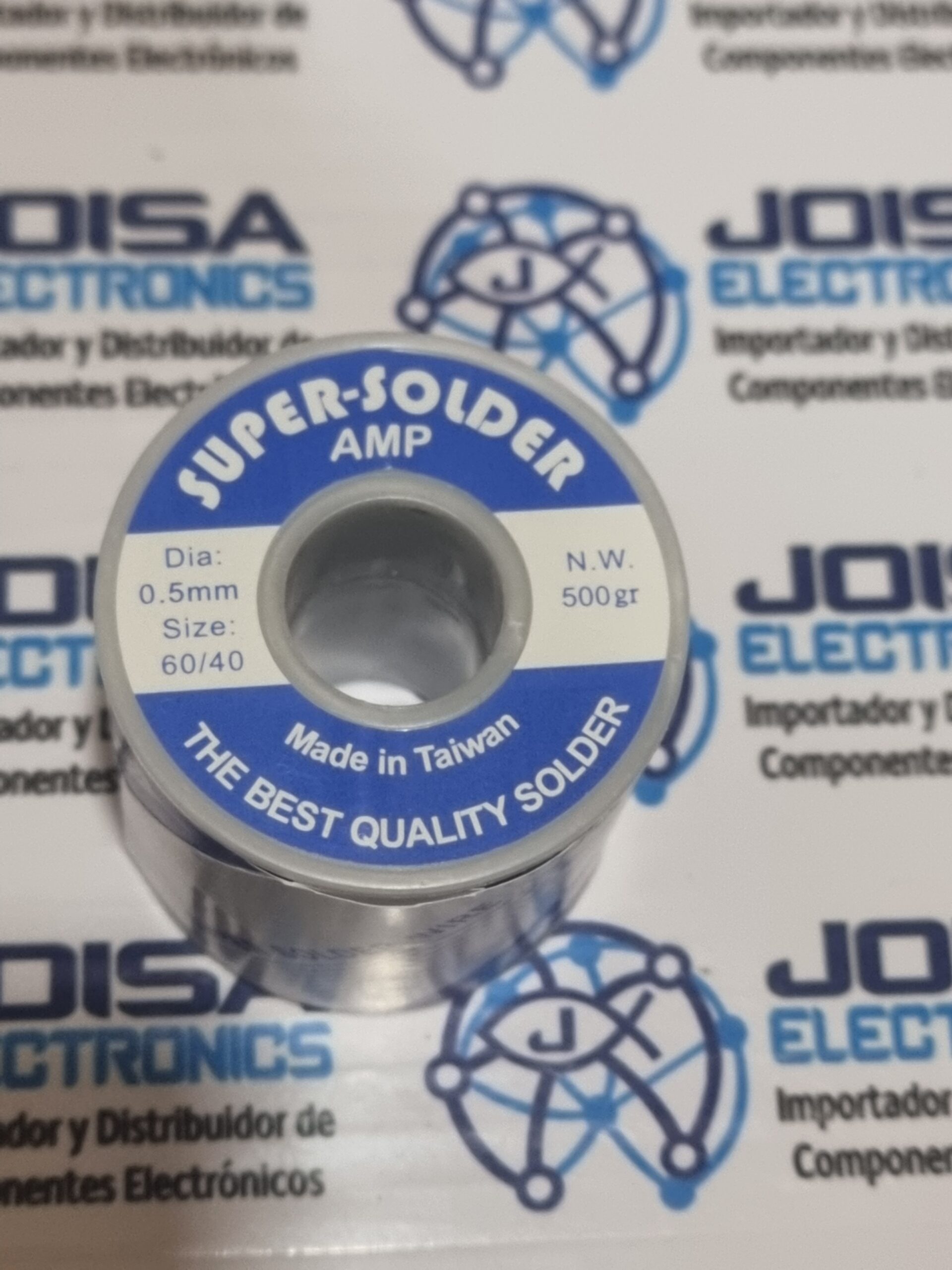 Estaño en alambre de 0.5 mm en presentación de carrete de 500 gramos, ideal para microsoldadura, reparación de placas de circuitos impresos (PCB) y componentes de montaje superficial (SMD). Su diámetro ultradelgado de 0.5 mm permite una dosificación sumamente precisa del material, evitando cortocircuitos en soldaduras de alta densidad de componentes y se comercializa en JOISA ELECTRONICS SAC PROVEEDOR LIMA PERU