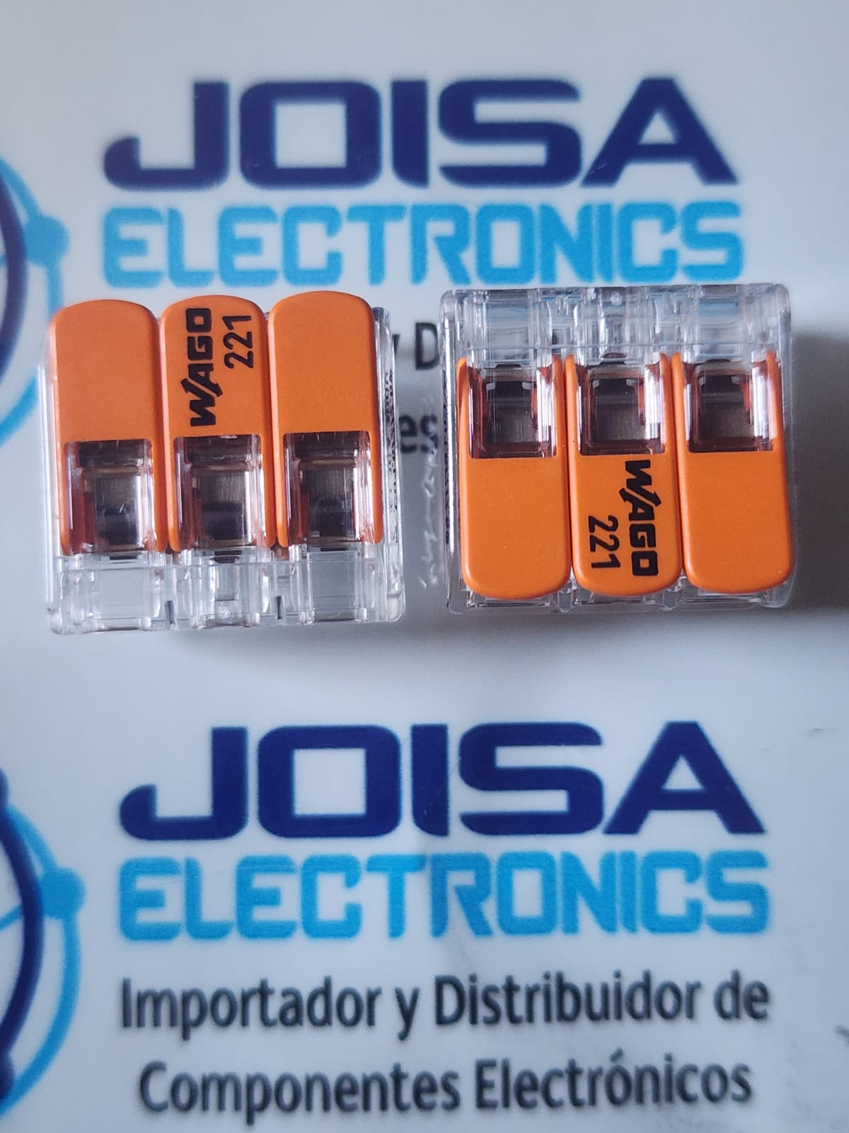 221-413 El WAGO 221-413 es un conector de empalme rápido de la marca WAGO diseñado para unir hasta 3 conductores eléctricos sin usar herramientas ni cinta aislante. Su sistema operativo consta de palancas manuales de color naranja que fijan los cables de forma segura. Su carcasa plástica totalmente transparente permite inspeccionar visualmente si el conductor quedó bien insertado y se comercializa en JOISA ELECTRONICS SAC PROVEEDOR LIMA PERU