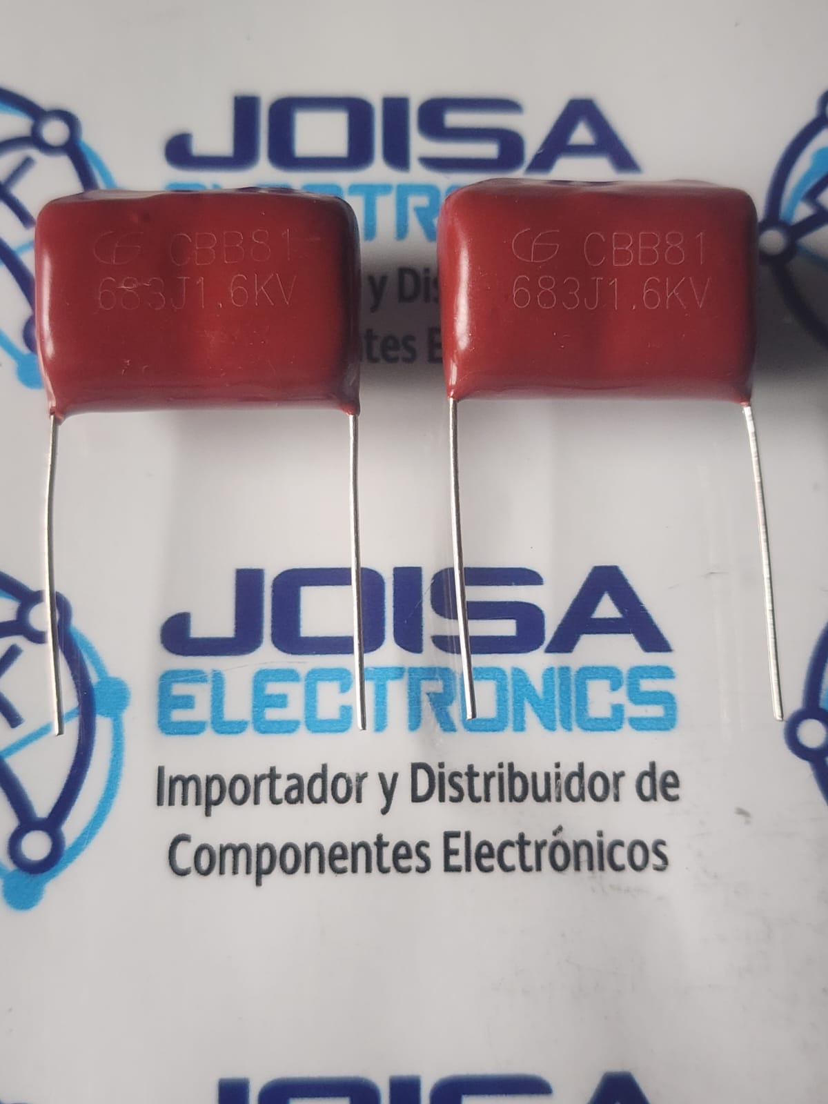 683J 1.6KV Capacitor de película de alta tensión de 68 nF / 1600V con ±5% de tolerancia.Especificaciones Técnicas DetalladasCódigo: 683J 1.6KVCapacitancia Nominal: 68,000 pF | 68 nF | 0.068 µFTolerancia: ±5% (Clase J, alta precisión para circuitos de potencia)Voltaje Máximo de Trabajo: 1600 VDC (1.6 Kilovoltios en corriente continua)Tipo de Componente: Capacitor de película fija (comúnmente de polipropileno metalizado o poliéster) y se comercializa en JOISA ELECTRONICS SAC PROVEEDOR LIMA PERU