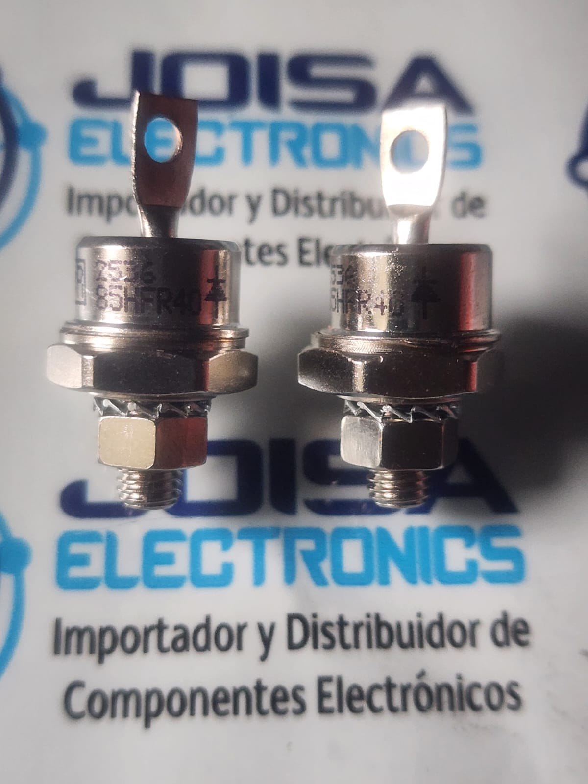 El 85HFR40 El 85HFR40 (o VS-85HFR40) es un diodo rectificador de potencia de recuperación estándar diseñado para soportar corrientes elevadas en entornos industriales. Este componente destaca por su montaje tipo espárrago o tornillo (estilo chasis), el cual facilita una disipación de calor muy eficiente sobre un disipador.A continuación, se detallan sus características técnicas principales y aplicaciones más comunes:Especificaciones Técnicas PrincipalesCorriente Directa Nominal (\(I_{F(AV)}\)): 85 A (Amperios).Tensión Inversa de Pico Repetitiva (\(V_{RRM}\)): 400 V (Voltios) ANODO POSITIVO y se comercializa en JOISA ELECTRONICS SAC PROVEEDOR LIMA PERU