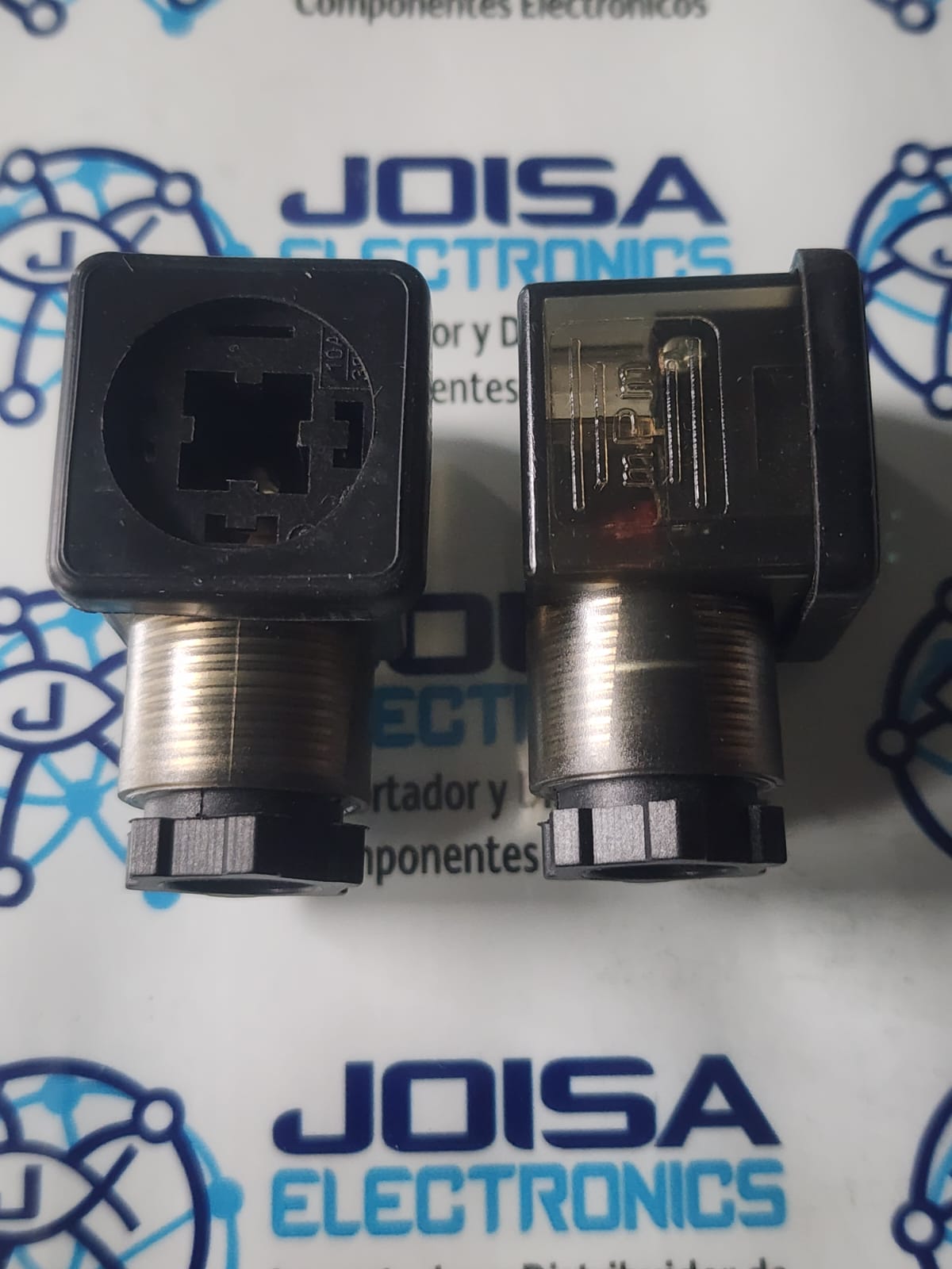 DIN43650 24V DIN 43650 24VEs el conector estándar creado para la bobina del solenoide , especialmente utilizado para controlar otras válvulas hidráulicas y neumáticas en aplicaciones industriales.. . . . Estos conectores suelen venir con un indicador LED que señala que se está suministrando una alimentación(voltaje) de 24 V y se comercializa en JOISA ELECTRONICS SAC PROVEEDOR LIMA PERU