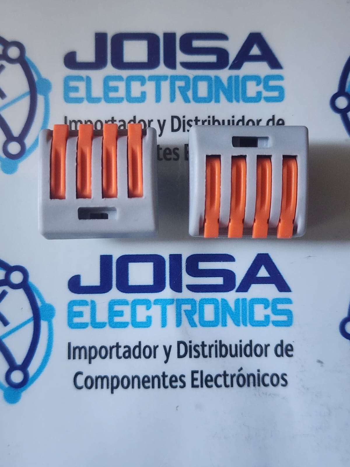 PCT-214 El PCT-214 (equivalente al tipo Wago 222-414) es un conector eléctrico de empalme rápido de 4 vías diseñado para unir cables de forma segura, rápida y sin herramientas y se comercializa EN JOISA ELECTRONICS SAC PROVEEDOR LIMA PERU
