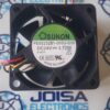 El PE60252B1-000U-G99 es un ventilador axial de corriente continua (DC) del fabricante SUNON, diseñado para enfriamiento electrónico. Mide 60 x 60 x 25 mm, funciona a 24V DC, consume 3.72W y ofrece un flujo de aire de 61.16 m³/h (36 CFM) con un nivel de ruido de 44 dBA y se comercializa en JOISA ELECTRONICS SAC PROVEEDOR LIMA PERU