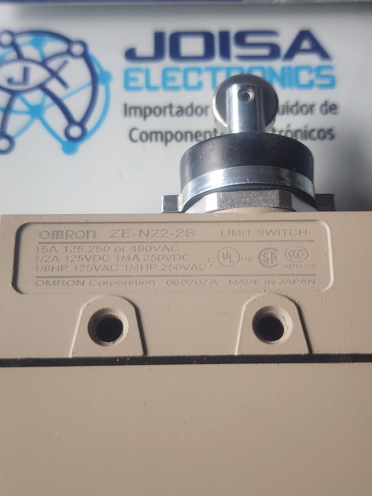 ZE-N22-2S El ZE-N22-2S Es un interruptor de límite (final de carrera) encapsulado de la marca Omron Automation.. . . . Esto sirve para controlar las partes móviles en un área industrial separada o para detener el tráfico y se comercializa en JOISA ELECTRONICS SAC PROVEEDOR LIMA PERU