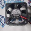 SD5012PT-24H El Sinwan SD5012PT-24H es unVentilador axial sin escobillas de 24 V CC con unas dimensiones de 50 x 50 x 12 mm.Consume 0,06 A (1,5 W) a una velocidad de 4500 RPM, proporcionando un flujo de aire de 11 CFM con un nivel de ruido de 26 dBA. Se utiliza comúnmente en inversores industriales y electrónica de alta precisión y se comercializa en JOISA ELECTRONICS SAC PROVEEDOR LIMA PERU
