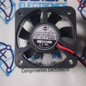 SD5012PT-24H El Sinwan SD5012PT-24H es unVentilador axial sin escobillas de 24 V CC con unas dimensiones de 50 x 50 x 12 mm.Consume 0,06 A (1,5 W) a una velocidad de 4500 RPM, proporcionando un flujo de aire de 11 CFM con un nivel de ruido de 26 dBA. Se utiliza comúnmente en inversores industriales y electrónica de alta precisión y se comercializa en JOISA ELECTRONICS SAC PROVEEDOR LIMA PERU