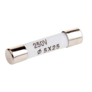 El fusible cerámico de 5x25mm y 4 amperios es un componente de protección eléctrica cilíndrico de tipo miniatura (comúnmente de baja tensión o estándar europeo), diseñado para soportar corrientes de hasta 4A y tensiones habituales de 250V. Su cuerpo de cerámica le permite una mayor capacidad de ruptura (interrupción) frente a los de vidrio, extinguiendo arcos eléctricos con mayor seguridad en caso de cortocircuito y se comercializa en JOISA ELECTRONICS SAC PROVEEDOR LIMA PERU