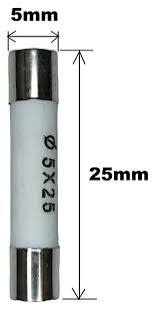 El fusible cerámico de 5x25mm y 4 amperios es un componente de protección eléctrica cilíndrico de tipo miniatura (comúnmente de baja tensión o estándar europeo), diseñado para soportar corrientes de hasta 4A y tensiones habituales de 250V. Su cuerpo de cerámica le permite una mayor capacidad de ruptura (interrupción) frente a los de vidrio, extinguiendo arcos eléctricos con mayor seguridad en caso de cortocircuito y se comercializa en JOISA ELECTRONICS SAC PROVEEDOR LIMA PERU