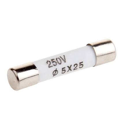El fusible cerámico de 5x25mm y 4 amperios es un componente de protección eléctrica cilíndrico de tipo miniatura (comúnmente de baja tensión o estándar europeo), diseñado para soportar corrientes de hasta 4A y tensiones habituales de 250V. Su cuerpo de cerámica le permite una mayor capacidad de ruptura (interrupción) frente a los de vidrio, extinguiendo arcos eléctricos con mayor seguridad en caso de cortocircuito y se comercializa en JOISA ELECTRONICS SAC PROVEEDOR LIMA PERU