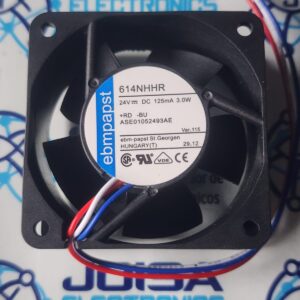 614NHHR El 614NHHR de EBM-PAPST es un ventilador axial compacto de corriente continua (CC) diseñado principalmente para la refrigeración de equipos electrónicos, servidores e instalaciones industriales.Especificaciones técnicas principales:Dimensiones: 60 x 60 x 25 mm (forma cuadrada).Voltaje de alimentación: 24 V CC (rango de operación de 18 a 26 V CC).Flujo de aire: Hasta 56 m³/h (aproximadamente 33 CFM).Potencia y consumo: 3.0 W con una corriente de trabajo de 125 mA (0.125 A).Velocidad de giro: 6,850 RPM. y se comercializa en JOISA ELECTRONICS SAC PROVEEDOR LIMA PERU