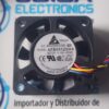 AFB0412VHA El AFB0412VHA es un ventilador de refrigeración axial de corriente continua (DC) fabricado por Delta Electronics. Este componente cuadrado de dimensiones compactas (40 mm x 40 mm x 10 mm) se utiliza habitualmente en servidores, fuentes de alimentación y equipos electrónicos pequeños.Especificaciones Técnicas PrincipalesVoltaje nominal: 12 VDCVelocidad: 8000 RPM y se comercializa en JOISA ELECTRONICS SA SAC PROVEEDOR LIMA PERU