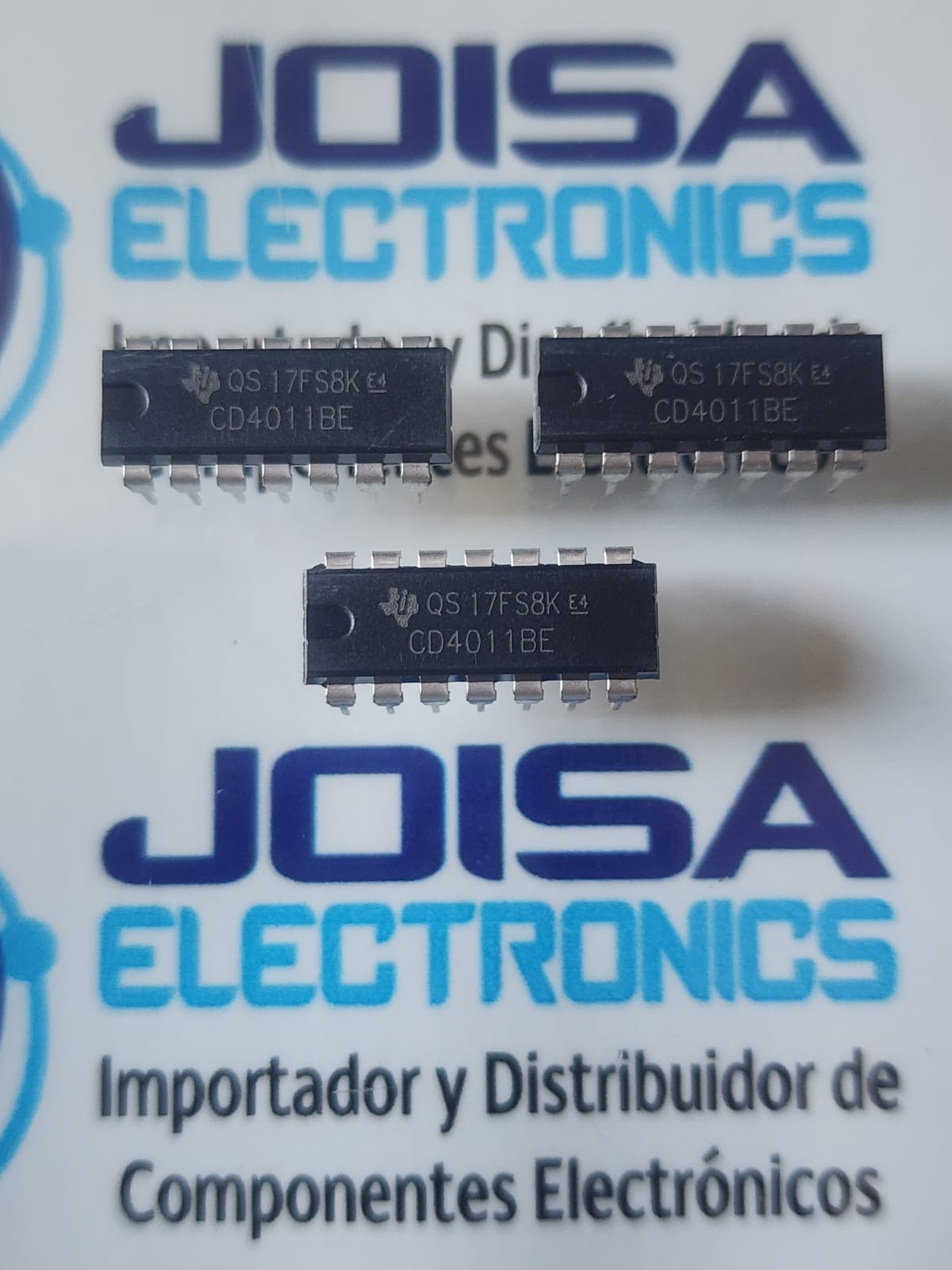 CD4011BE El CD4011BE es un circuito integrado digital de tecnología CMOS que contiene cuatro compuertas lógicas NAND de 2 entradas cada una. Es fabricado por empresas como Texas Instruments y viene en un encapsulado plástico de inserción DIP de 14 pines (indicado por el sufijo "E") y se comercializa en JOISA ELECTRONICS SAC PROVEEDOR LIMA PERU