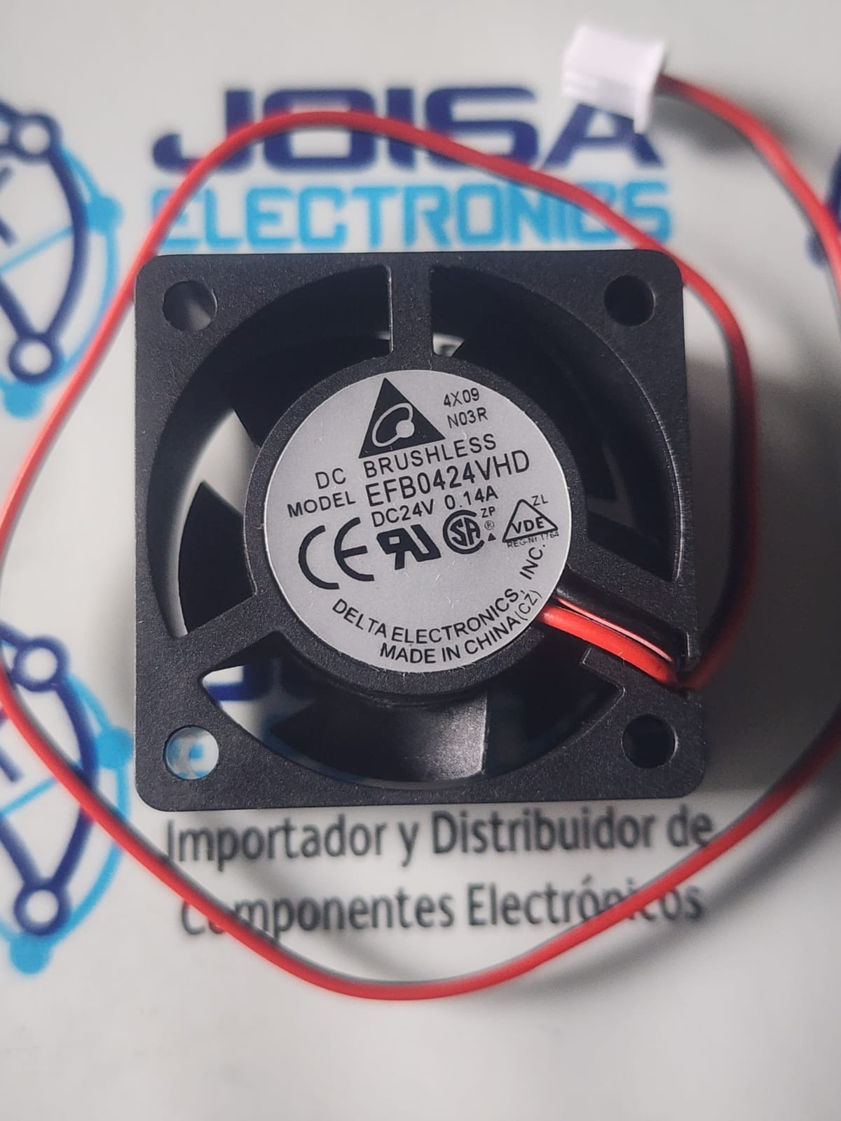 EFB0424VHD EFB0424VHDEl EFB0424VHD es un ventilador axial de corriente continua (DC) de alto rendimiento fabricado por Delta Electronics. Está diseñado principalmente para la gestión térmica industrial y la refrigeración de alta densidad en dispositivos de red, microservidores e inversores.Especificaciones Técnicas PrincipalesVoltaje nominal: 24 VDC (Rango de operación de 14.0 a 27.6 VDC)Dimensiones: 40 mm × 40 mm × 20 mmVelocidad de rotación: 9000 RPM y se comercializa en JOISA ELECTRONICS SAC PROVEEDOR LIMA PERU