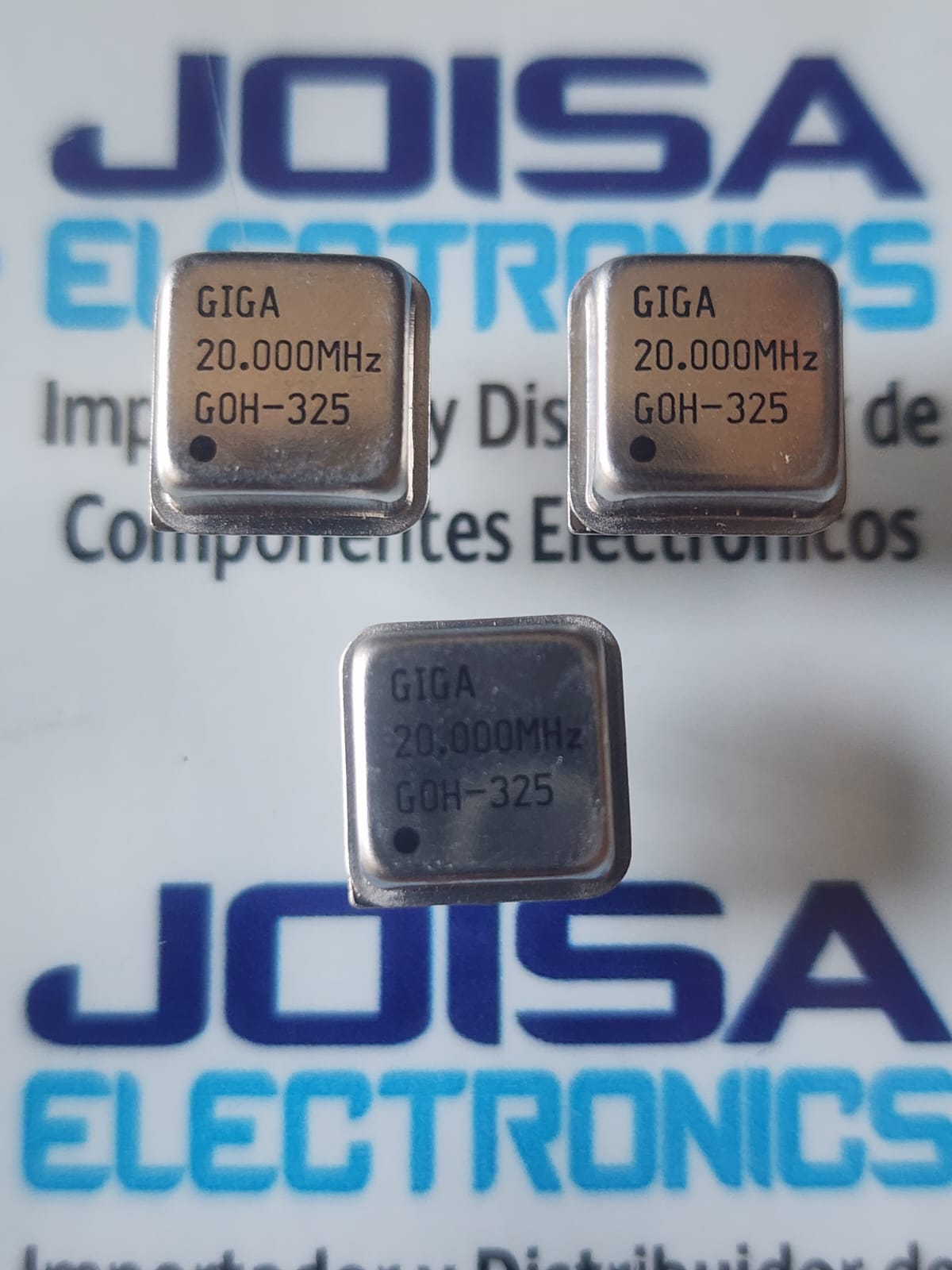 GOH-325 El G0H-325 de 20.000 MHz esUn oscilador de cristal de cuarzo de alta precisión diseñado para proporcionar una señal de reloj estable de 20.000 MHz para microcontroladores, procesadores y hardware de comunicación. y se comercializa en JOISA ELECTRONICS SAC PROVEEDOR LIMA PERU