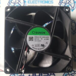 GF92251B1-000U-AC9 El GF92251B1-000U-AC9 es un ventilador axial de corriente continua (CC/DC) de alto rendimiento fabricado por la marca Sunon. Este componente está diseñado para aplicaciones industriales y de refrigeración de equipos informáticos o electrónicos que requieren un flujo de aire constante y protección ambiental.Especificaciones técnicas principalesDimensiones: 92 mm x 92 mm con un espesor de 25 mm.Voltaje nominal: 12 V DC.Velocidad de rotación: 4500 RPM (±10%).Flujo de aire (Caudal): 75 CFM o aproximadamente 126,75 m³/h. y se comercializa en JOISA ELECTRONICS SAC PROVEEDOR LIMA PERU