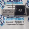 El KBPC2502W es un puente rectificador de diodos monofásico diseñado para convertir corriente alterna (CA) en corriente continua (CC). La letra "W" al final del código indica que tiene terminales de tipo cable (wire leads) en lugar de terminales rápidos (faston). [1] (https://www.tme.com/mx/es/details/kbpc2502w/puentes-monofasicos-de-diodos-cuadrados/dc-components/), [2] (https://asenergi.com/en/products/diode-bridges-kbpc/kbpc2502.html), [3] (https://pdf.datasheet.wiki/b120c1e5/semikron.com/KBPC2502F%2FW.pdf)Es un componente común en fuentes de alimentación, cargadores de baterías y reguladores de potencia 25A 200V y se comercializa en JOISA ELECTRONICS SAC PROVEEDOR LIMA PERU