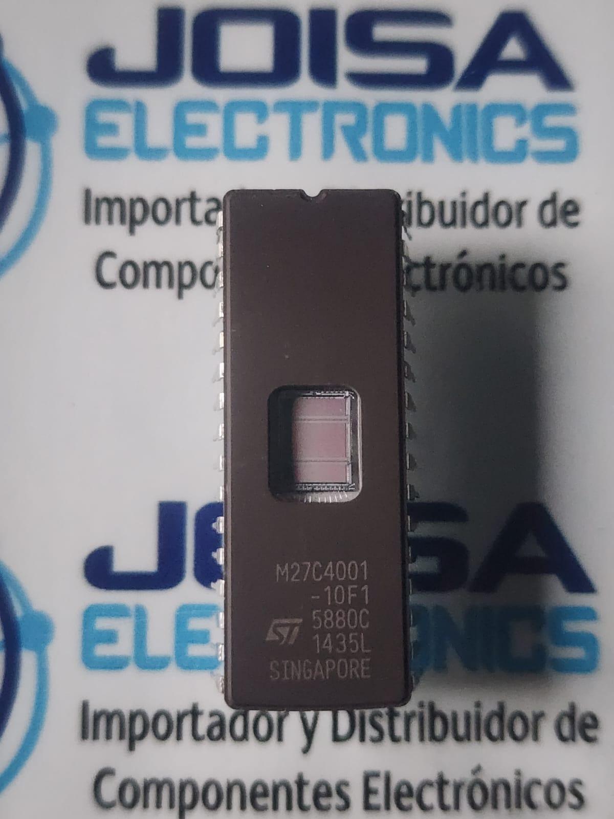 M27C4001-10F1 El M27C4001-10F1 es un circuito integrado de memoria EPROM de 4 Megabits (4 Mb) fabricado por STMicroelectronics. Está diseñado principalmente para almacenar firmware o programas en sistemas basados en microprocesadores, como placas de circuitos de videojuegos arcade antiguos, sistemas integrados o consolas. y se comercializa en JOISA ELECTRONICS SAC PROVEEDOR LIMA PERU