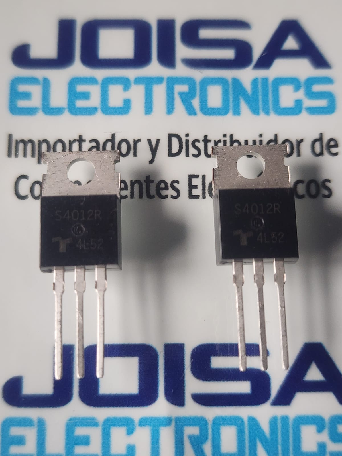 S4012R El S4012R es un tiristor SCR (Rectificador Controlado de Silicio) de recuperación estándar fabricado por Littelfuse. Está diseñado principalmente para aplicaciones de conmutación unidireccional y control de fase, como reguladores de velocidad de motores, controles de calefacción y convertidores de potencia.Características Técnicas PrincipalesVoltaje máximo de apagado repetitivo (\(V_{DRM}\)): 400 V.Corriente eficaz de encendido (\(I_{T(RMS)}\)): 12 A. y se comercializa en JOISA ELECTRONICS SAC PROVEEDOR LIMA PERU