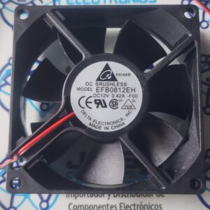 El EFB0812EH es un ventilador axial de refrigeración industrial de alta velocidad fabricado por Delta Electronics. Está diseñado principalmente para disipar calor en inversores, fuentes de poder de servidores y equipos electrónicos de alta densidad que requieren un flujo de aire constante y potente. 📊 Especificaciones Técnicas Principales Parámetro Detalle técnico Dimensiones 80 mm × 80 mm × 25.4 mm (Estándar de 8 cm) Voltaje Nominal 12 VDC y se comercializa EN JOISA ELECTRONICS SAC PROVEEDOR LIMA PERU